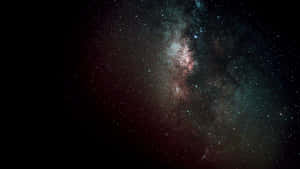 深空中閃耀著粉紅色和藍綠色星雲的銀河系。 — 太空 壁紙