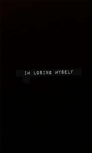 黑色背景上，深灰色橫幅以白色文字顯示「IM LOSING MYSELF」。