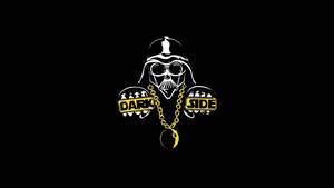 黑武士頭骨戴著護目鏡，配有金鏈和「Dark Side」標誌。