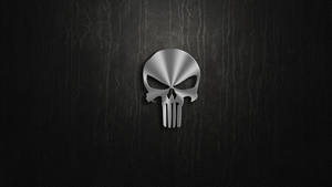 在黑色皮革表面上閃亮的金屬 Punisher 頭骨