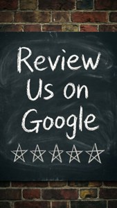 黑板上有粉筆字要求Google評論，下方畫有五顆星。