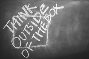 黑板上粉筆寫著 think outside the box