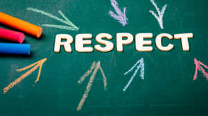 木製字母在綠色黑板上拼出 respect，彩色粉筆箭頭指向該詞。 — 藝術 壁紙