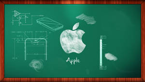 綠色黑板，上面有白色粉筆繪製的Apple標誌和電話設計原理圖。