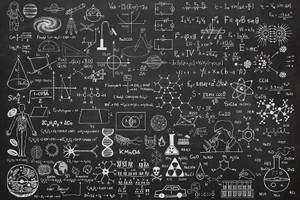 覆蓋著科學方程式、圖表和符號的黑板，用於教育。