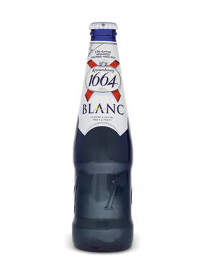 白色背景上的藍色 Kronenbourg 1664 Blanc 啤酒瓶。