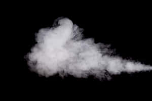 黑色背景上旋轉的白煙雲。
