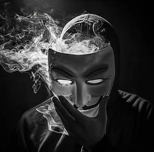 戴住蓋伊·福克斯面具嘅人喺黑白中呼出煙霧。 — 鬼滅之刃面具 壁紙