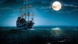 海盜船在夜間滿月下航行於黑暗的海洋上