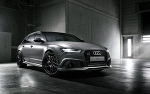 銀色奧迪RS6 Avant旅行車在昏暗的工業倉庫中，配有聚光燈照明。 — Audi R8 GIF 壁紙