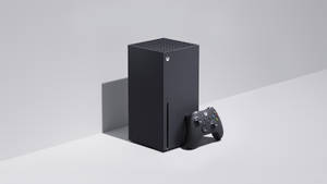 白色表面上的黑色 Xbox Series X 主機和手掣。