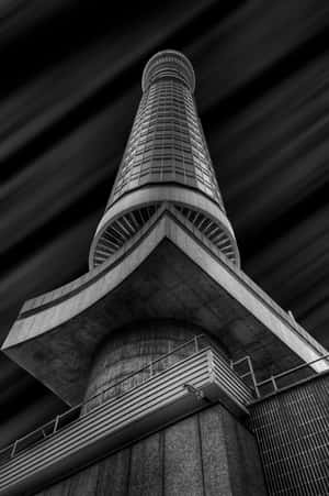 單色建築塔樓，帶有條紋天空背景 — 黑白 壁紙