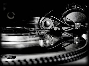 DJ 設備，包括唱盤和耳機，在黑暗的工作室中