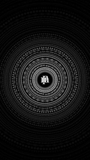 黑白幾何曼陀羅，中央有字母組合