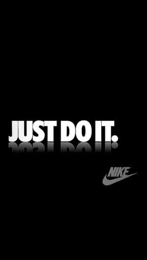 Nike標語「Just Do It」以粗體白色字母顯示在黑色背景上，帶有倒影效果。
