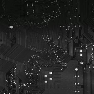黑色電路板的特寫，具有銀色路徑和焊點。