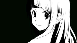 長髮動畫女孩在黑白中溫柔微笑。