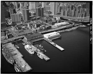 繁忙港口嘅航拍圖，有船隻同城市建築。 — 黑白 壁紙