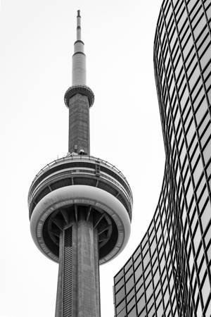黑白城市建築，包含CN塔和玻璃摩天大樓。