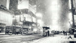 雪夜城市街道，發光霓虹招牌與行人。