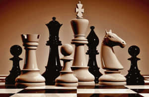 在暖色燈光下，棋盤上排列的國際象棋棋子。 — 國際象棋 壁紙