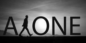 一個人走過拼出「ALONE」的巨大字母，背景是灰色天空。