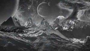 在宇宙天空下，行星和旋轉星系環繞的雪山山脈。