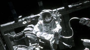 動畫太空人在太空站外進行太空漫步，背景有星星。