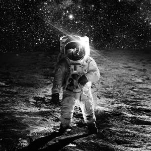 月球上的太空人，背景有星星和地球。 — 太空人 壁紙
