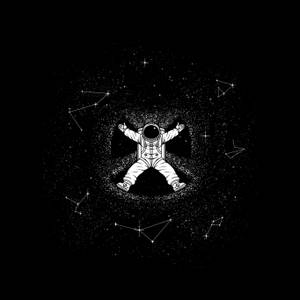 太空人在星星和星座中張開雙臂漂浮在太空中。