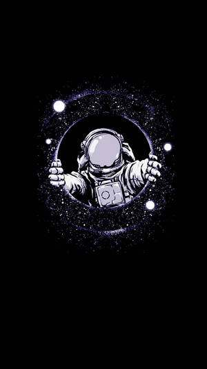 穿著白色太空衣的太空人拿著帶有星星和發光球體的宇宙傳送門。