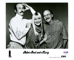 民謠音樂團體 Peter Paul and Mary 的親筆簽名黑白照片。 — 黑白 壁紙