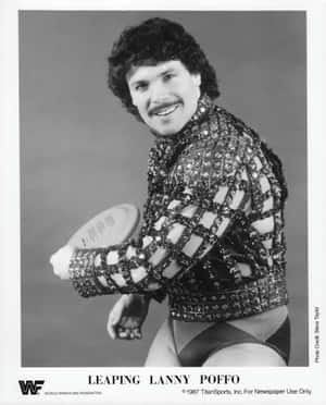 摔角手 Lanny Poffo 穿著閃亮服裝在攝影棚照片中拿著飛盤。 — 摔角 GIF 壁紙