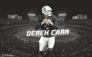 美式足球四分衛Derek Carr在夜晚的滿座體育館中行動。