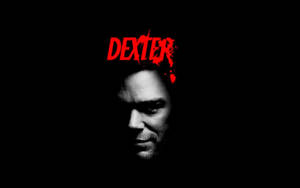 Dexter 電視節目標題，帶有陰影中的男人面孔和紅色血濺。