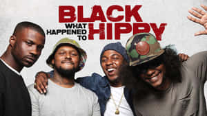 四位穿著休閒服裝的黑人男性與「BLACK WHAT HAPPENED TO HIPPIE」文字擺姿勢。