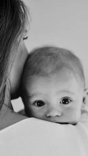 一位母親在溫柔的黑白肖像中抱著她的嬰兒。