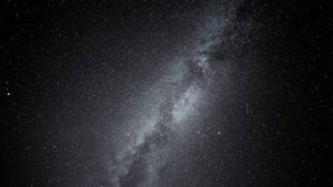 銀河系在夜空中閃耀著星星和宇宙塵埃