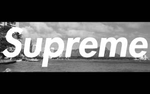 黑白海岸城市照片，帶有「Supreme」文字疊加。
