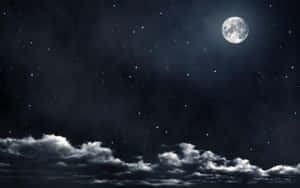 滿月照耀在繁星點點的天空上，下方有柔和的雲朵。 — 月色夜空 壁紙