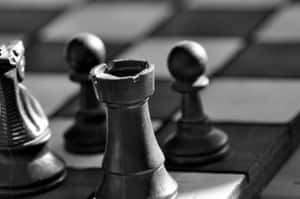 木板上黑白棋子的特寫，景深較淺。 — 國際象棋 壁紙