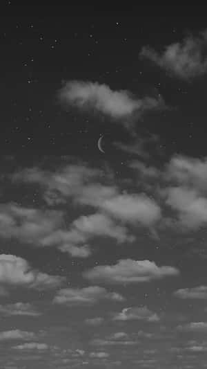 新月在繁星點點的夜空中穿過雲層閃耀。