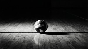 一個被聚光燈照亮的排球在體育館地板上。 — 排球 壁紙
