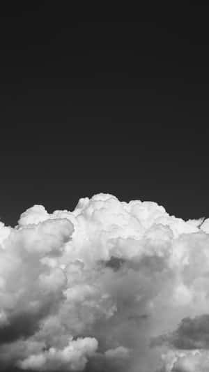 在黑暗天空襯托下的黑白豐滿雲朵