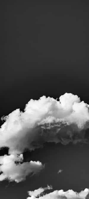 深灰色天空中的豐盈白雲，黑白影像。