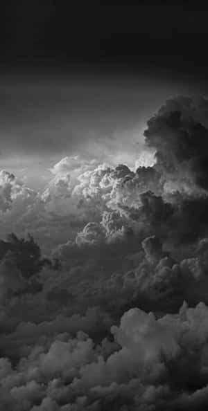 戲劇性的灰階雲景，高聳的風暴雲和深邃陰影。
