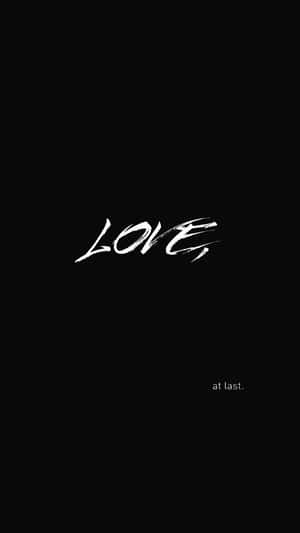 簡約黑色背景，帶有白色筆觸文字「LOVE at last」。
