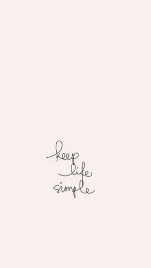 手寫短語 keep life simple 在柔和胭脂色背景上。