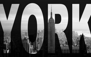紐約天際線的黑白照片，被拼寫成YORK的大字母框住。
