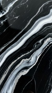 黑白大理石，帶有銀色紋理和光澤飾面。